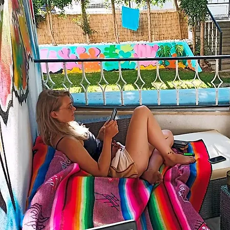Lisbon Soul Surf Camp 호스텔 *